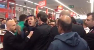 botte e spintoni a Mediaworld di Trento